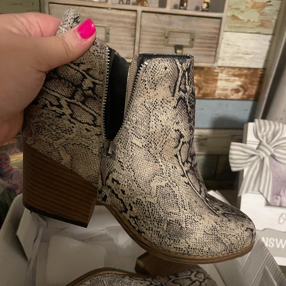 Boutique booties - Picture 3 of 3